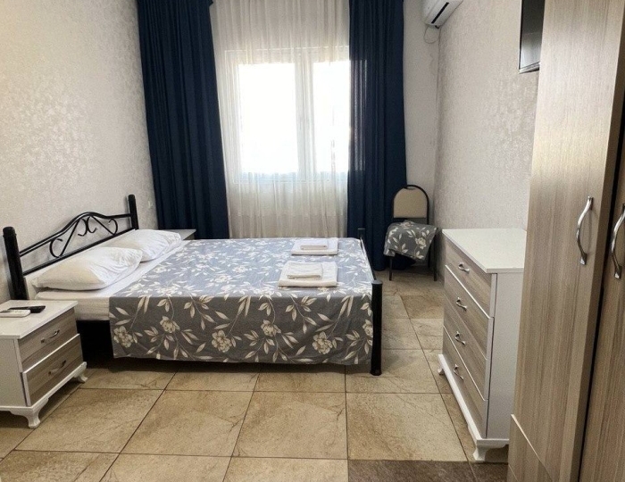 Номер стандарт эконом с 1 двуспальной и 1 двухъярусной кроватью - Отель Feniks / Феникс Цандрыпш